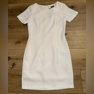 Fitted white short sleeve dress